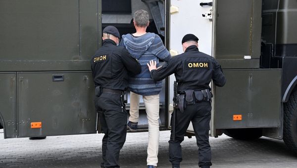 Detención de una persona por la Policía especial bielorrusa (archivo) Detención de una persona por la Policía especial bielorrusa (archivo) - Sputnik Mundo