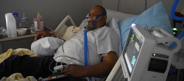 Un paciente con COVID-19 en un hospital en Texas, EEUU - Sputnik Mundo