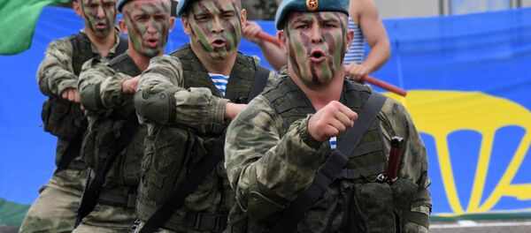 Показательные выступления десантников 83-й отдельной гвардейской десантно-штурмовой бригады ВДВ РФ на праздничных мероприятиях в честь Дня ВДВ в Приморском крае Показательные выступления десантников 83-й отдельной гвардейской десантно-штурмовой бригады ВДВ РФ на праздничных мероприятиях в честь Дня ВДВ в Приморском крае - Sputnik Mundo