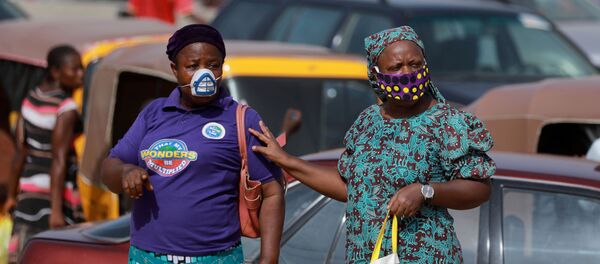 Dos mujeres con mascarilla en Abuya, Nigeria  - Sputnik Mundo