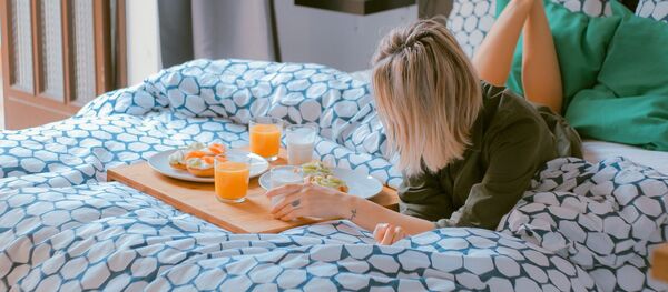 Una persona desayuna Una persona desayuna - Sputnik Mundo