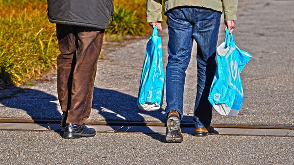 Personas con bolsas plásticas - Sputnik Mundo