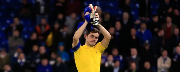 El portero Iker Casillas, aplaude al final del partido del grupo G de la Liga de Campeones entre el Chelsea y el FC Porto en el estadio Stamford Bridge de Londres El portero Iker Casillas, aplaude al final del partido del grupo G de la Liga de Campeones entre el Chelsea y el FC Porto en el estadio Stamford Bridge de Londres - Sputnik Mundo