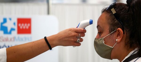 Una mujer tomando temperatura durante rebrote de coronavirus en España - Sputnik Mundo