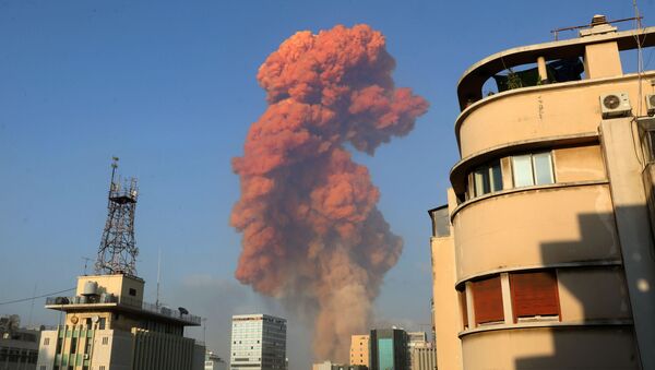 Una explosión en el área del puerto de la capital libanesa de Beirut - Sputnik Mundo