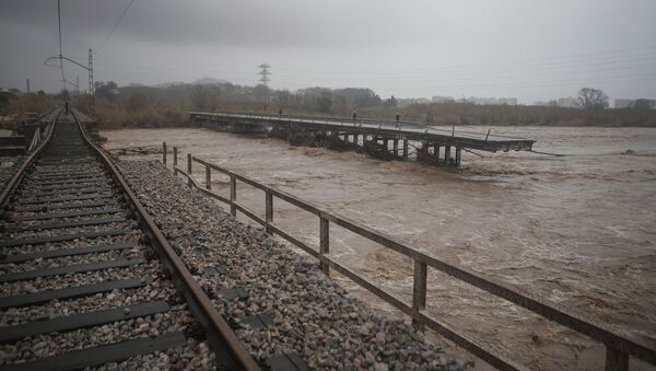 Vía del tren a su paso por Malgrat de Mar - Sputnik Mundo