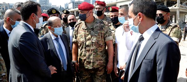 Michel Aoun, presidente del Líbano (seg. izq.), durante su visita del puerto en Beirut donde se produjo la explosión Michel Aoun, presidente del Líbano (seg. izq.), durante su visita del puerto en Beirut donde se produjo la explosión - Sputnik Mundo