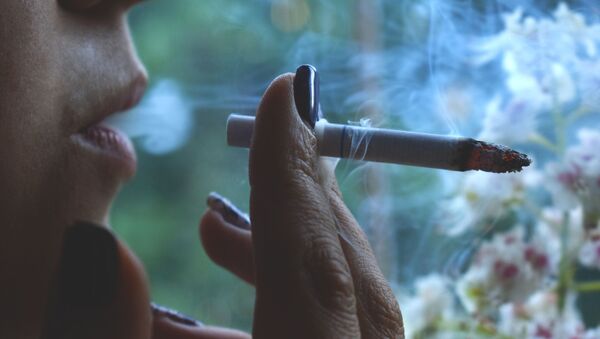 Humo de cigarro - Sputnik Mundo