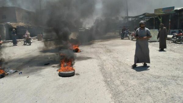 Los grupos armados kurdos bloquean carreteras para aplastar el levantamiento en el este de Siria - Sputnik Mundo