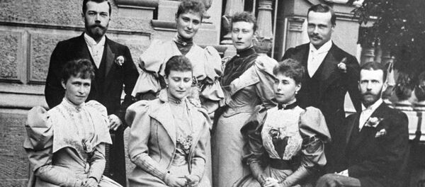 Serguéi Alexandrovich Románov junto a su esposa Elizaveta Fedorovna Románova, el zar Nicolás II y otros miembros de la familia real rusa - Sputnik Mundo