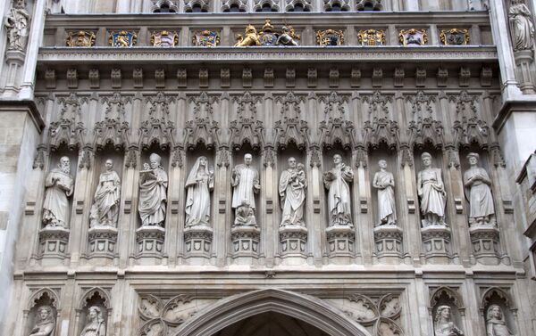 La estatua de Elizaveta Románova (la cuarta a la izquierda) en el muro de Westminster - Sputnik Mundo