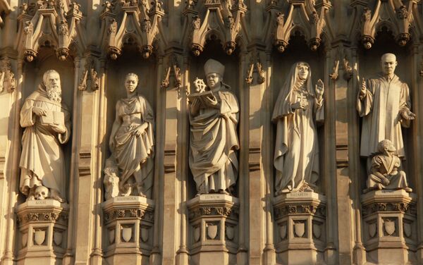 La estatua de Elizaveta Románova (la segunda a la derecha, junto a la de Martin Luther King) en el muro de Westminster - Sputnik Mundo