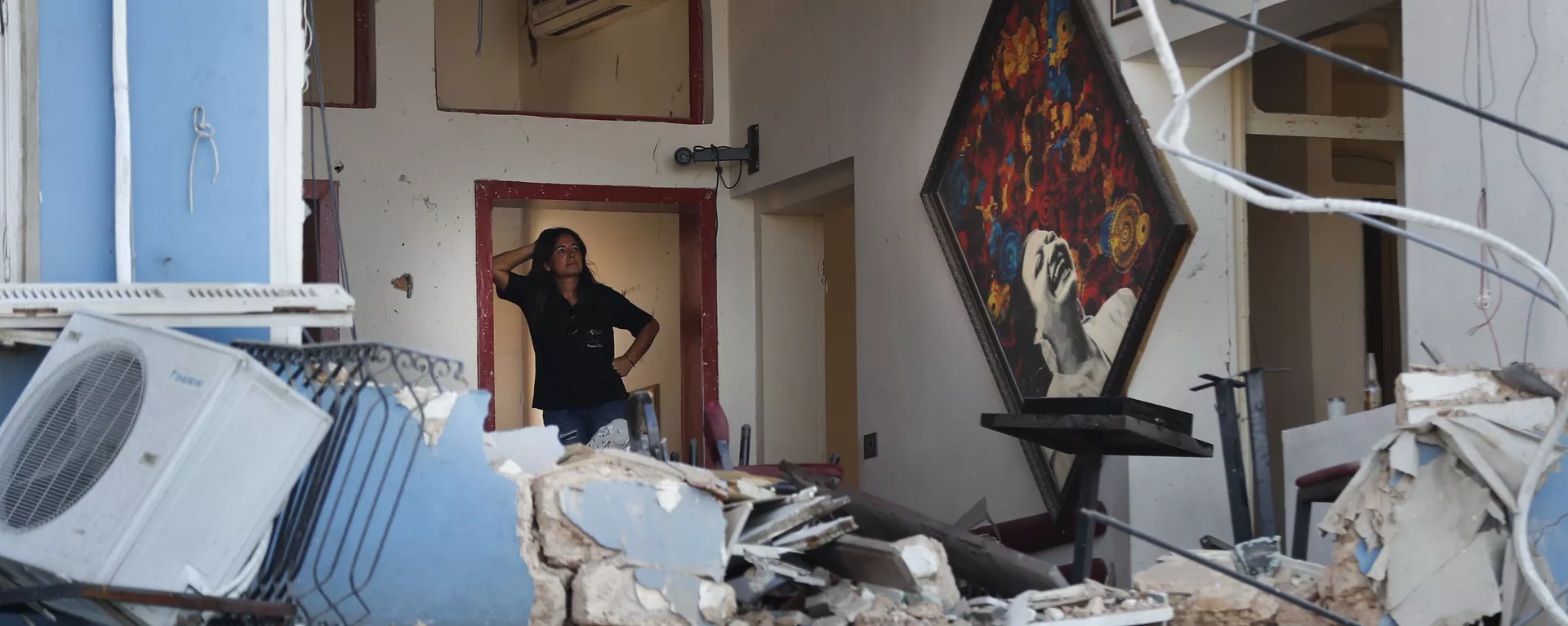 Una mujer se encuentra dentro de un restaurante dañado por la explosión en el puerto de Beirut, Líbano. 5 de agosto de 2020 Una mujer se encuentra dentro de un restaurante dañado por la explosión en el puerto de Beirut, Líbano. 5 de agosto de 2020 - Sputnik Mundo, 1920, 03.08.2021