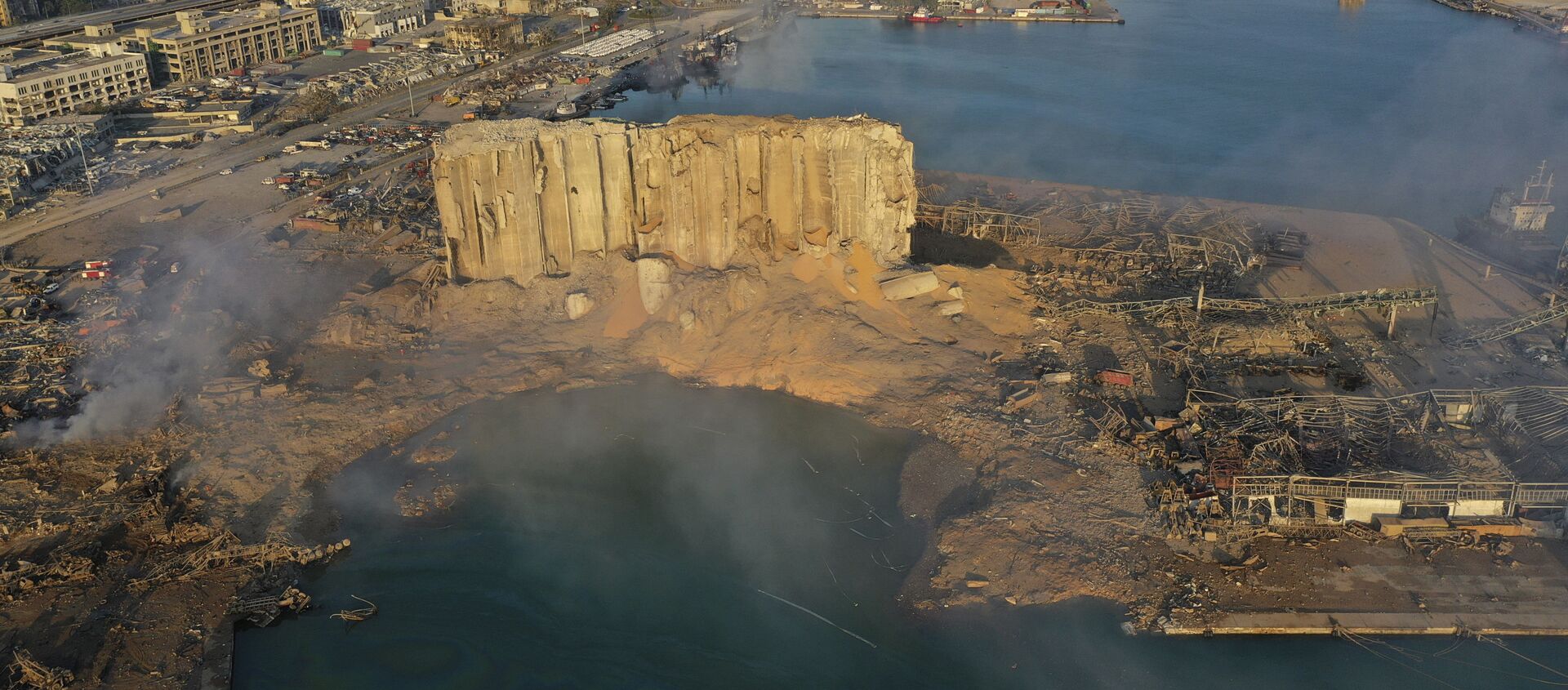  Una imagen de un dron muestra la devastación del puerto marítimo de Beirut, Líbano. 5 de agosto de 2020 - Sputnik Mundo, 1920, 05.12.2020