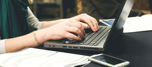 Una joven y un ordenador Una joven y un ordenador - Sputnik Mundo