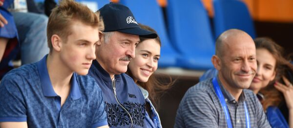 El presidente Lukashenko con su hijo Nikolái - Sputnik Mundo