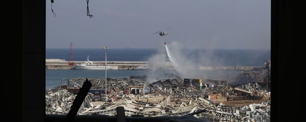Un helicóptero del ejército libanés visto a través de un apartamento dañado tras la explosión en el puerto de Beirut - Sputnik Mundo