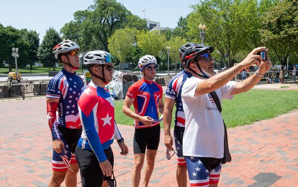 Сaravana encabezada por Carlos Lazo, el profesor cubanoamericano - Sputnik Mundo