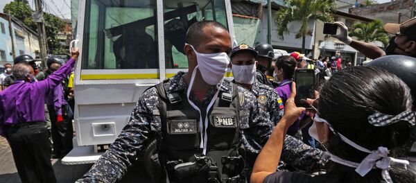 Un agente de la Policía Nacional Bolivariana en Caracas, Venezuela Un agente de la Policía Nacional Bolivariana en Caracas, Venezuela - Sputnik Mundo