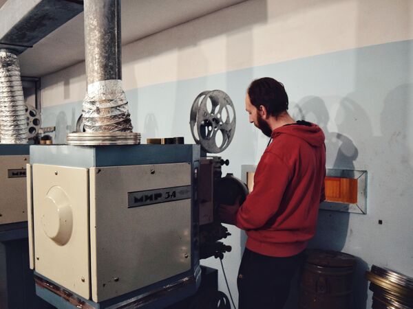 A 1.200 km del polo: el cine más al norte de Rusia abre sus puertas en Svalbard | Fotos - Sputnik Mundo