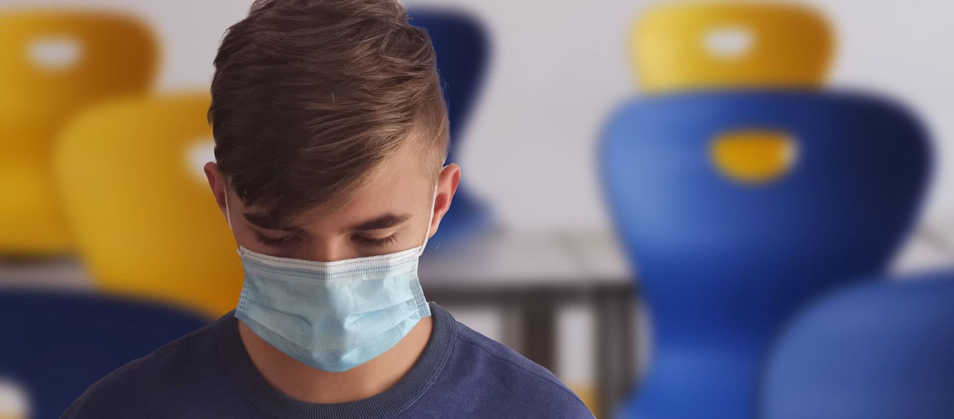 Un niño con una mascarilla - Sputnik Mundo, 1920, 10.11.2020