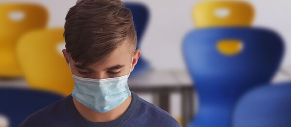 Un niño con una mascarilla - Sputnik Mundo