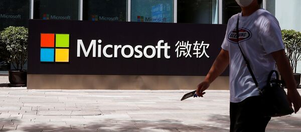Una persona pasa junto a un logo de Microsoft en la oficina de Microsoft en Pekín Una persona pasa junto a un logo de Microsoft en la oficina de Microsoft en Pekín - Sputnik Mundo