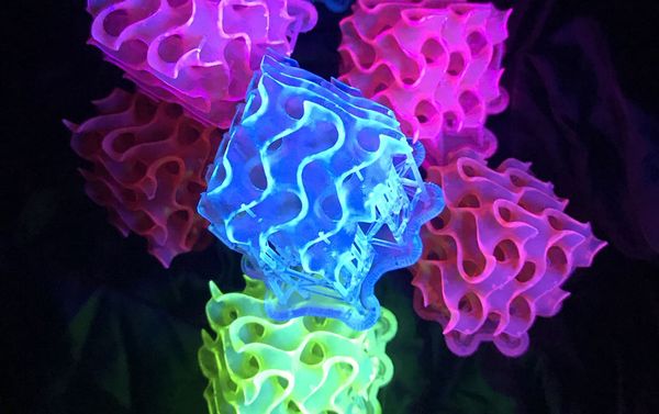Pila de giroides impresos en 3D que brillan en la oscuridad por los brillantes materiales de SMILES Pila de giroides impresos en 3D que brillan en la oscuridad por los brillantes materiales de SMILES - Sputnik Mundo