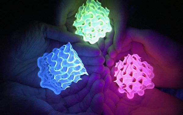 Giróscopos brillantes impresos en 3D hechos con los materiales brillantes SMILES Giróscopos brillantes impresos en 3D hechos con los materiales brillantes SMILES - Sputnik Mundo
