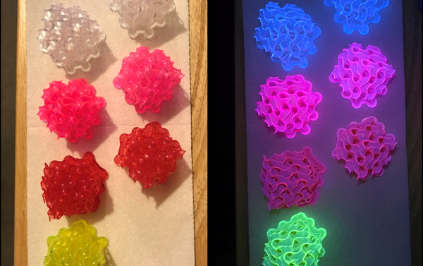 Giroides impresos en 3D hechos con materiales SMILES bajo luz blanca y bajo luz UV Giroides impresos en 3D hechos con materiales SMILES bajo luz blanca y bajo luz UV - Sputnik Mundo