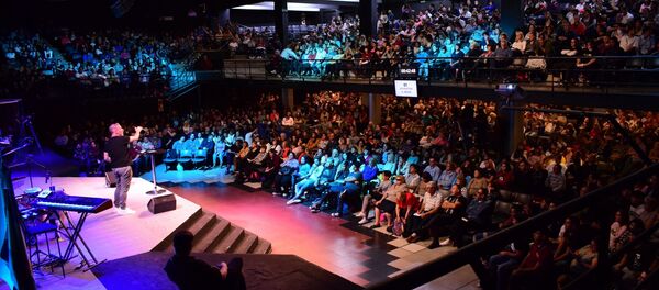 El pastor Osvaldo Carnival frente al auditorio de la Catedral de la Fe El pastor Osvaldo Carnival frente al auditorio de la Catedral de la Fe - Sputnik Mundo