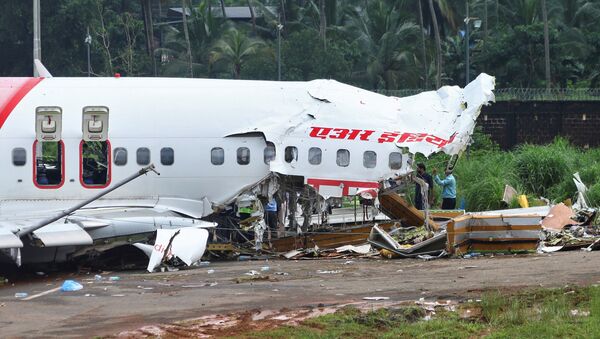 Boeing 737 de Air India Express tras el aterrizaje forzoso - Sputnik Mundo