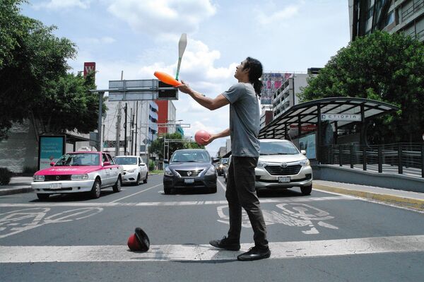 Roni ha regresado a hacer malabares a los semáforos de la ciudad para poder cubrir sus gatos - Sputnik Mundo