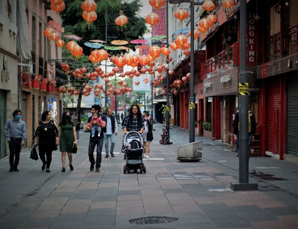 Una familia cruza el Barrio Chino de la Ciudad de México - Sputnik Mundo