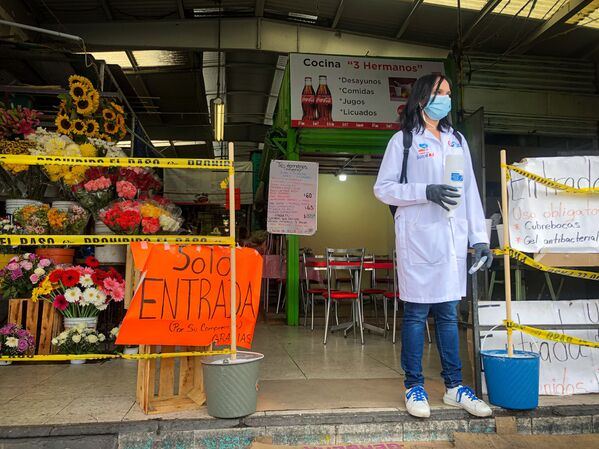 En la nueva normalidad, la entrada a los mercados de la ciudad debe ser con gel antibacterial - Sputnik Mundo