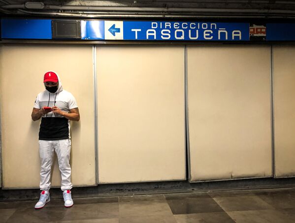 Joven en una estación del metro de la Ciudad de México - Sputnik Mundo