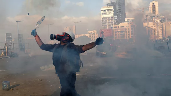 Un manifestante durante las multitudinarias protestas contra la gestión del Gobierno tras la explosión en el puerto de Beirut, el 8 de agosto de 2020
