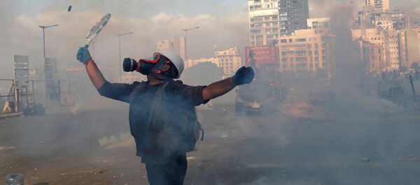 Un manifestante durante las multitudinarias protestas contra la gestión del Gobierno tras la explosión en el puerto de Beirut, el 8 de agosto de 2020 - Sputnik Mundo