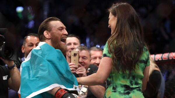 Conor McGregor celebra con su novia Dee Devlin el triunfo sobre Donald Cerrone - Sputnik Mundo