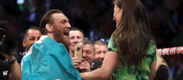 Conor McGregor celebra con su novia Dee Devlin el triunfo sobre Donald Cerrone - Sputnik Mundo
