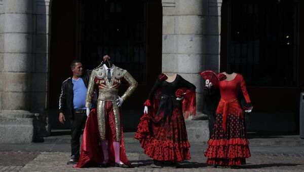 Trajes artísticos expuestos en una calle  - Sputnik Mundo