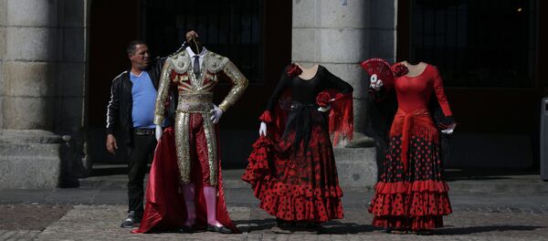 Trajes artísticos expuestos en una calle  - Sputnik Mundo