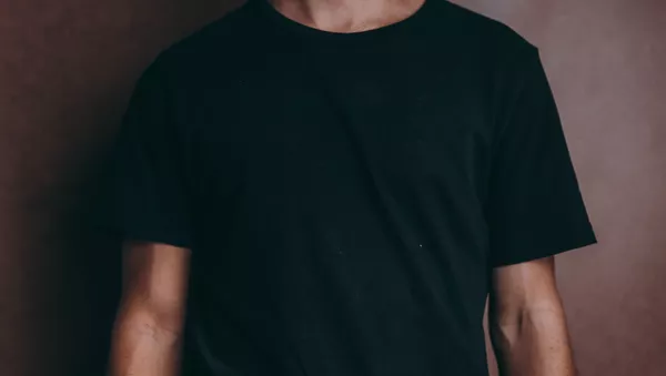Un hombre en una camiseta