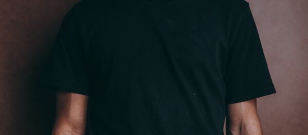 Un hombre en una camiseta - Sputnik Mundo