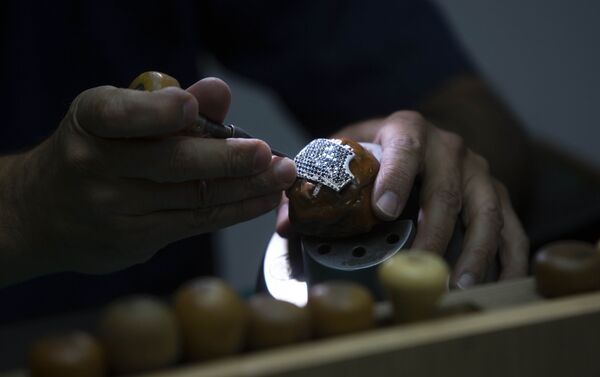 El proceso de la elaboración de la mascarilla - Sputnik Mundo