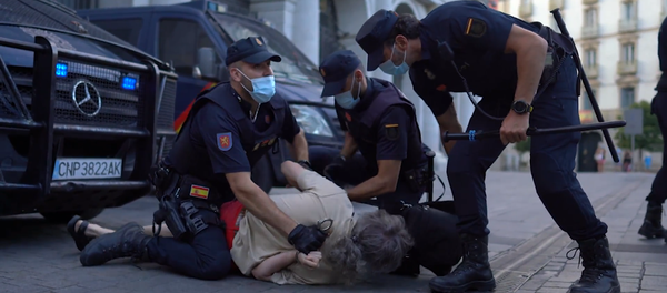 Un detenido en la manifestación contra la monarquía en Madrid - Sputnik Mundo