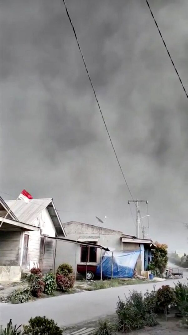 Un volcán indonesio vuelve a expulsar una enorme columna de ceniza | Fotos - Sputnik Mundo