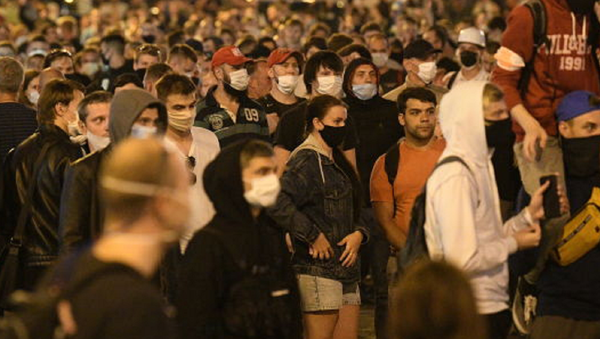 Los manifestantes opositores durante las protestas en Bielorrusia - Sputnik Mundo