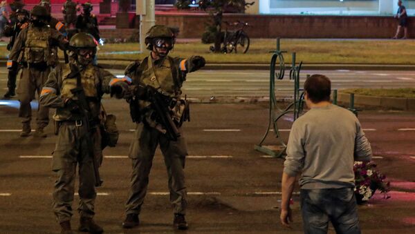 Los enfrentamientos entre los manifestantes opositores y los agentes policiales durante las protestas en Minsk - Sputnik Mundo