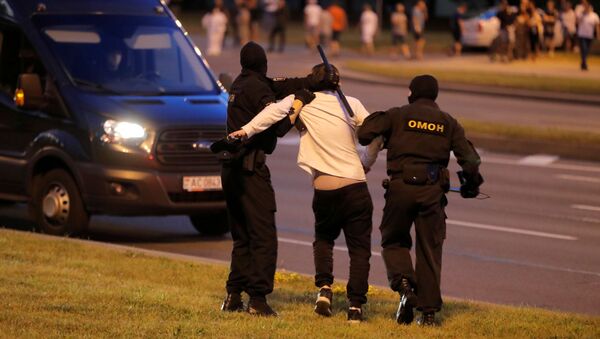 Un manifestante detenido durante las protestas en Bielorrusia Un manifestante detenido durante las protestas en Bielorrusia - Sputnik Mundo